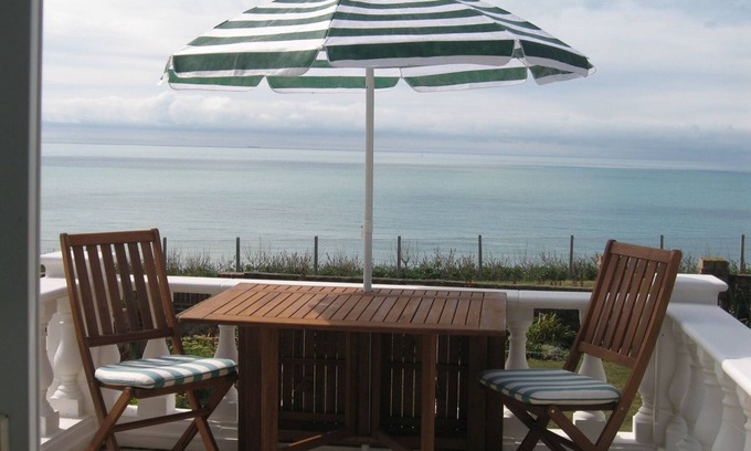 Peacehaven House | The Promenade - sea, views & al fresco dining nr Brighton!