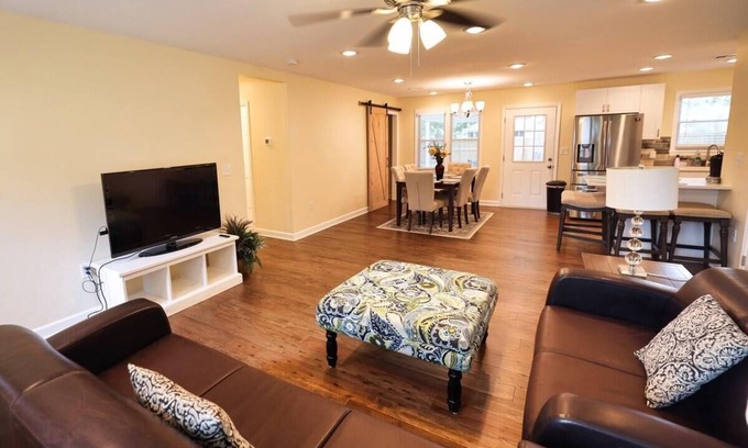 Summerville House | The Pullman Mod: Stylish 4br