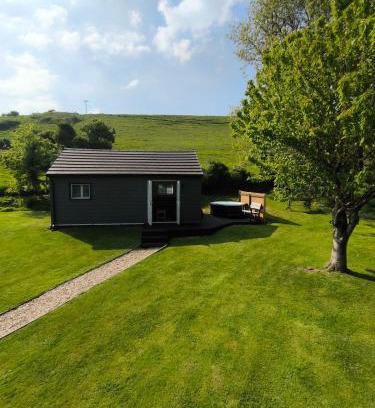 Weymouth Ski Chalet | The Pumphouse with Hot Tub