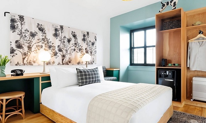 Buckman Neighborhood Apartment | The Queen ADA Roll-In Shower at Hotel Grand Stark