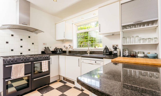 Cambridge Apartment | The Queen Edith Place - Lovely 6BDR Home in Secluded Neighbourhood