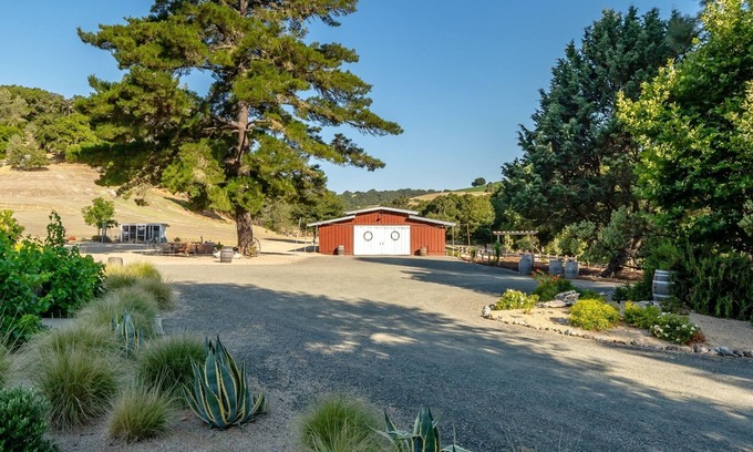 Paso Robles House | The Quintessential Barn at Farm Blanc Et Rouge