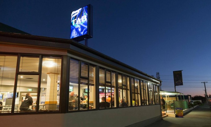 Christchurch Hotel | The Racecourse Hotel & Motorlodge