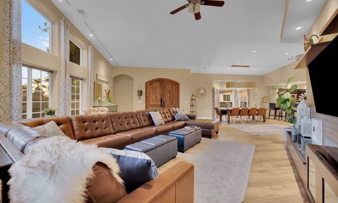 El Cajon House | The Ranch House at Rockin’ View Ranch-Luxury Hideaway with Pool, Spa & Animals!