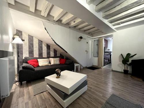 Fontainebleau Apartment | The Red and Black retreat - Fontainebleau Center