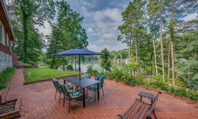 Lynn House | The Red Baron | Lakefront Cottage on Lake Lanier | Pet-friendly