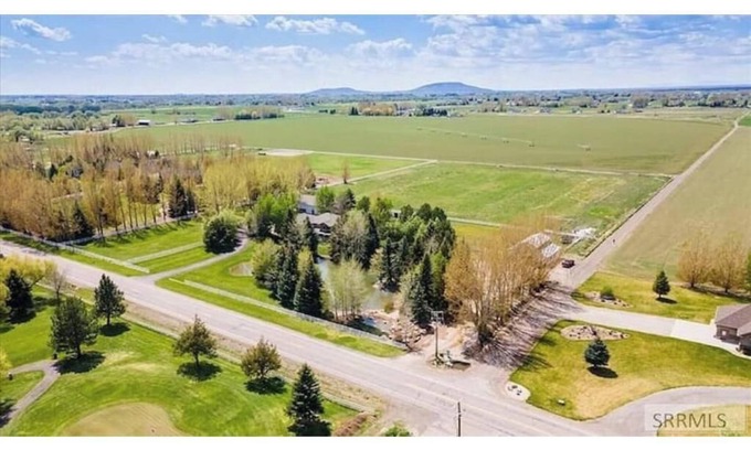 Rexburg House | The Red Brick Haven - Pond Golf Fish Sleeps 24+