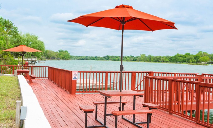 Bandera House | The Red Dock Retreat on Medina Lake