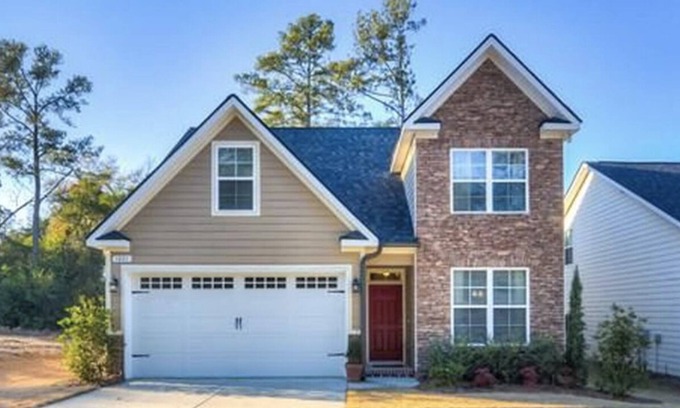 Forest Hills House | The Red Door on Reid: Comfortable modern home close to the National & Downtown