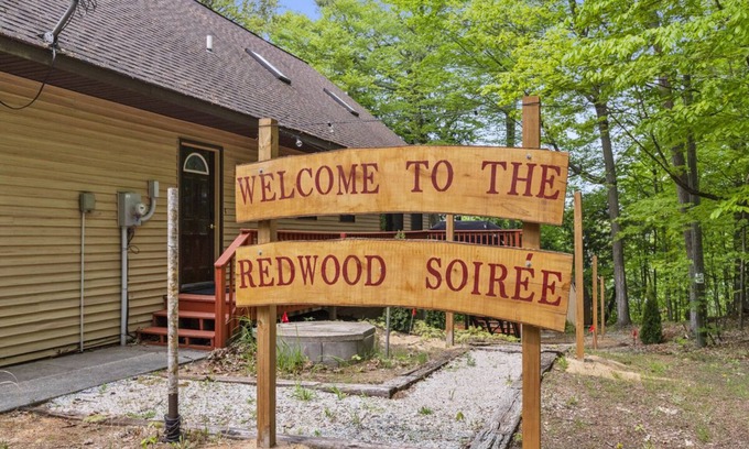 New Era House | The Redwood Soiree, Hot tub, fast Wi-Fi, gym, arcade room and more