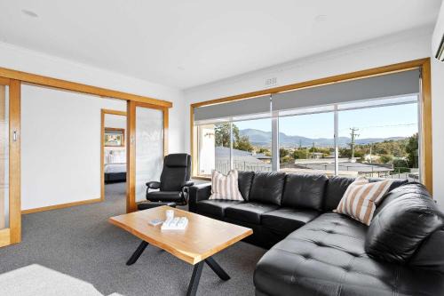 Warrane House | The Residential Retreat-Sleeps 15-Close to Shops