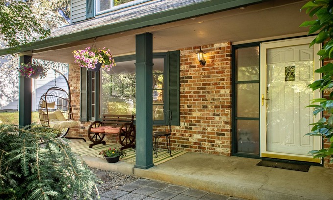 Beaverton House | The Restful Retreat: king Bed + yard + fire pit + kids + Pet friendly
