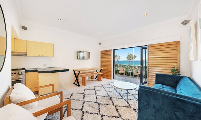North Bondi Apartment | The Retreat: Beachfront View + Offstreet parking