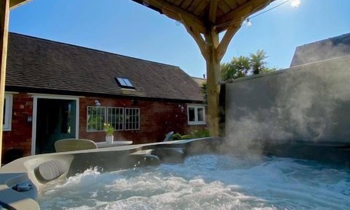 Hollington Cottage | The Retreat is a carefully transformed barn offering elegant and comfortable accommodation in the charming village of Hollington, close to Ashbourne and just a ten-minute drive from the Peak District.
