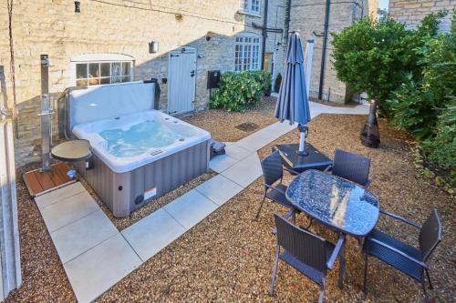Nettleham House | The Retreat-luxury cottage with hot tub (sleeps 4)