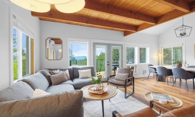 Sagle House | The Retreat on Gold Mountain - Pet Friendly