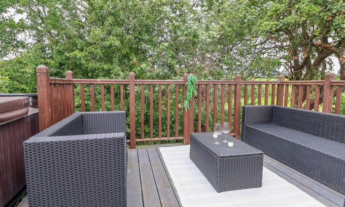 Bangor-on-Dee Cottage | THE RETREAT, pet friendly, luxury holiday cottage in Bangor-On-Dee