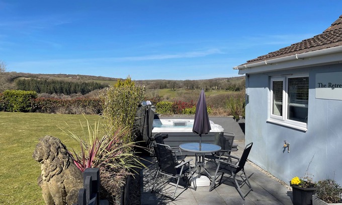 Cardinham Cottage | THE RETREAT, pet friendly, with hot tub in Bodmin