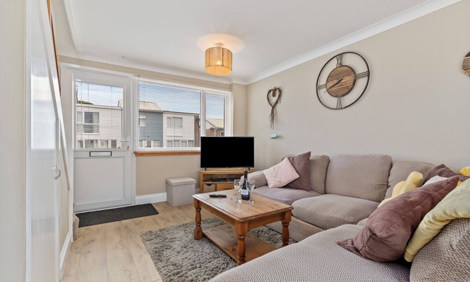 Pembroke Ski Chalet | The Retreat - Short walk from beach, parking