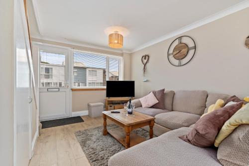 Pembroke Ski Chalet | The Retreat - Short walk from beach parking