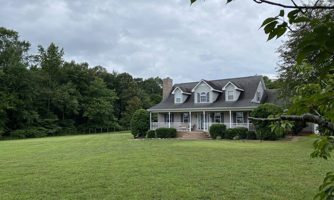 Morrison House | 'The Retreat' sleeps 12– with mountain view, modern huge kitchen on 15 acres