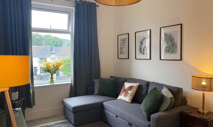 Kenfig Hill Apartment | The Retreats 1 Kenfig Hill Pet Friendly 2 Bedroom Flat with King Size bed twin beds and sofa bed sleeps up to 5 people