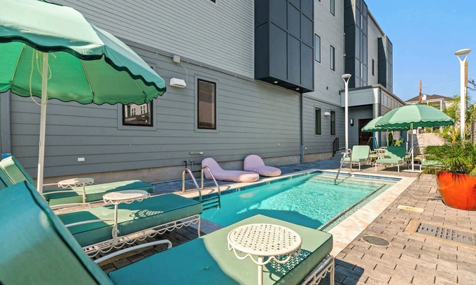Faubourg Lafayette Apartment | The Revelry | Urban Oasis | 6 Bd 4 ba+Pool near FQ
