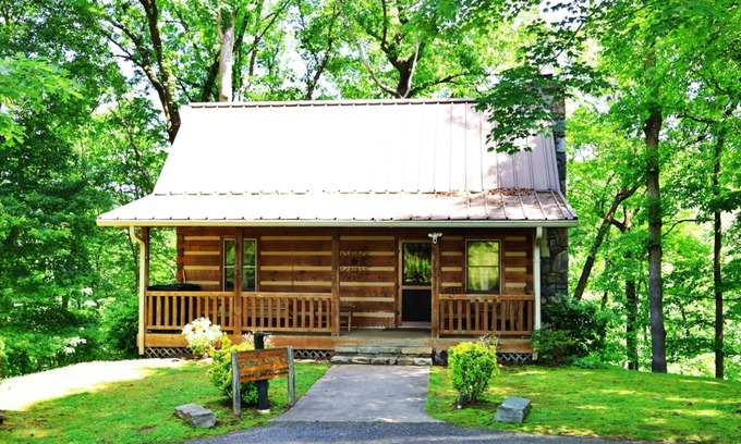 Cherokee Cabin | The Ridge: Fire Pit, Screened Porch, Scenic Views, Gas Grill, Full Kitchen, Pet-Friendly