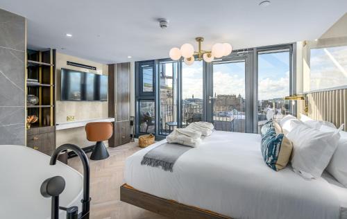 New Town Apartment | The RÌGH Penthouse Suite