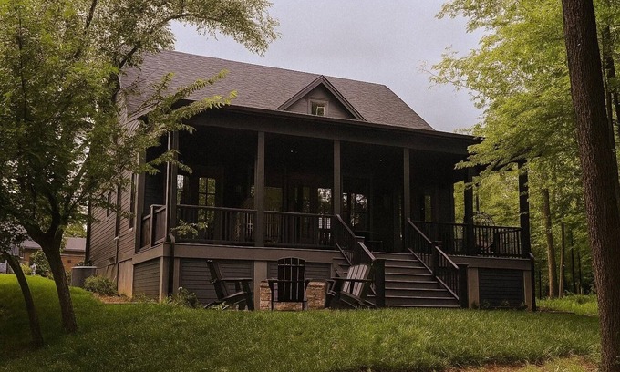 Wheatland Cottage | The Rip at Selah- Unique Bunkhouse Style Retreat - Close to OU Campus