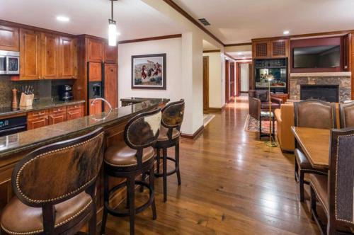 Aspen House | The Ritz-Carlton Club, 3 Bedroom Residence 8211, Ski-in & Ski-out Resort in Aspen Highlands