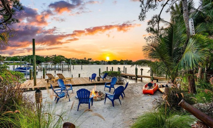 Jupiter House | THE RIVER HOUSE, 21 Foot Boston Whaler Included