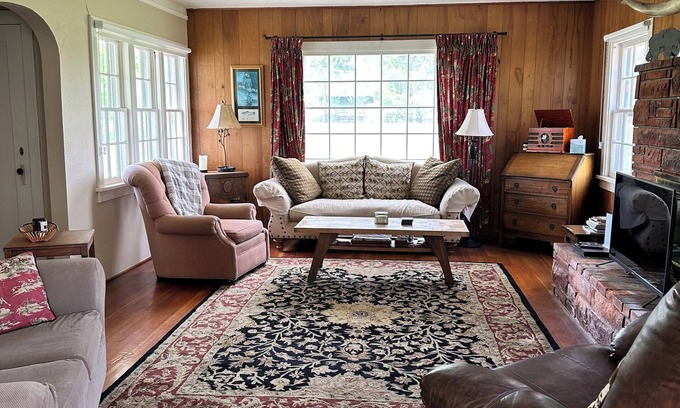 Fort Klamath House | The River House. 5 miles from Crater Lake entrance.