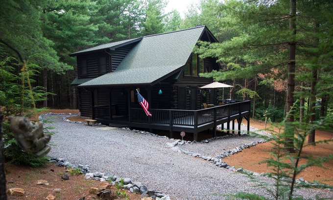 Vein Mountain House | The Robsen Cabin. 1hr from Asheville, Lakeside Secluded Cabin