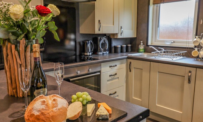 Saint Asaph Cottage | THE ROE, pet friendly, with hot tub in St Asaph
