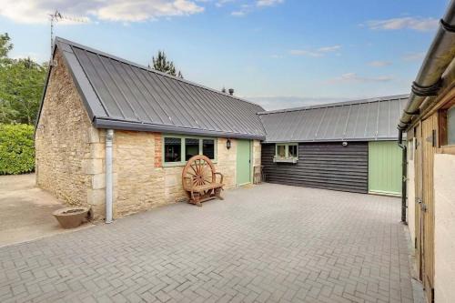 Malmesbury House | The Rookery 2 bedroom barn, hot tub, dog friendly