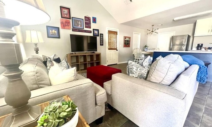 Oxford House | The Roost, 3BR Cozy Retreat by Velvet Ditch Villas