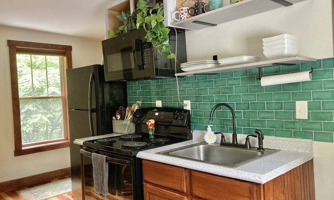 Alexander Apartment | The Roost@Camp Driftwood Asheville-15 mins to town