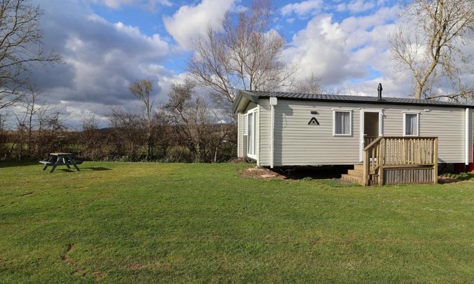 Compton Dundon Ski Chalet | The Roost - Family Friendly caravan near Glastonbury & Street