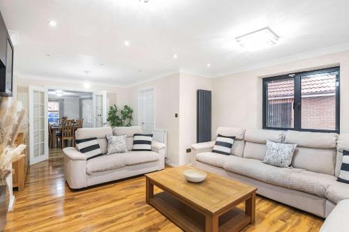 Chafford Hundred House | The Roost Group - 8-Bed Home, 5 Mins to M25&A13