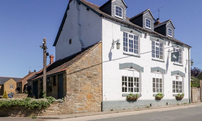 Haselbury Plucknett Apartment | THE ROPE HOUSE, pet friendly, luxury holiday cottage in Crewkerne