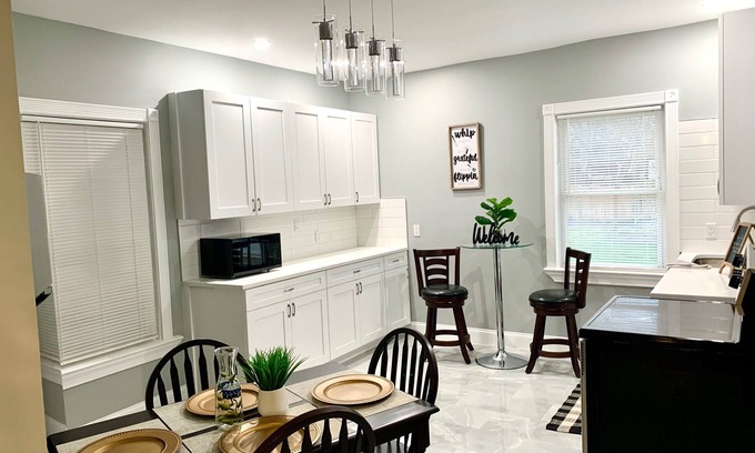 Downtown Niagara Falls House | The Roulette Duplex-Private Yard&Parking