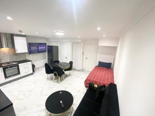 Townfield House | THE ROYAL BOUTIQUE REGENT LODGE bY LONDON , SLEEP 8