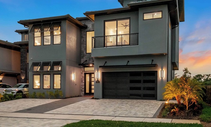 Historic Downtown Kissimmee Villa | The Royal Palm, Rooftop Jacuzzi | Mini Golf | 2 story games and play room
