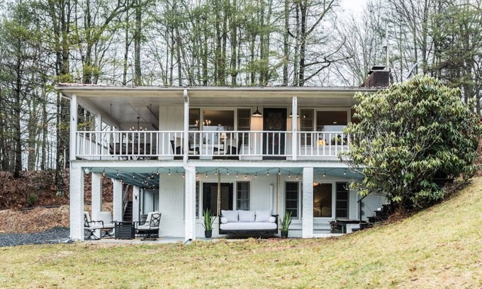 West Jefferson House | The Rustic-10 mins to West Jefferson