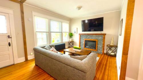 Albany Apartment | The Rustic Home Albany NY - 3 Bedroom Private Second Floor Apartment
