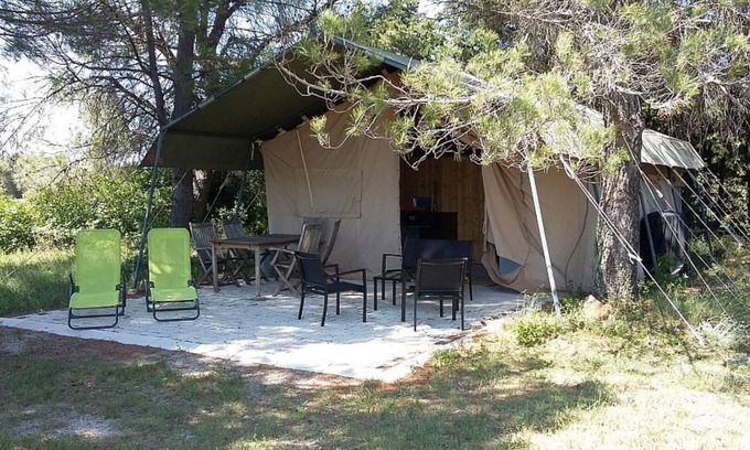Mazan RV Rental | The safari tent has a kitchen, bathroom and is private on a field of 2500m2.