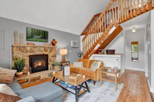 Long Pond Ski Chalet | The Sage Chalet in Emerald Lakes, Poconos!