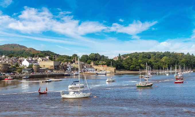 Conwy Apartment | The Sailing Club - 6 Bedroom Hot Tub Town Centre