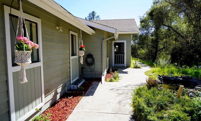 Yosemite Lakes House | The Sanctuary near Yosemite with hot tub!